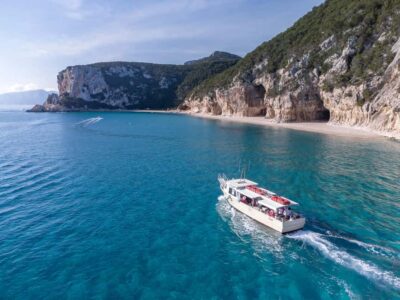 Cala Gonone: Grotta Bue Marino & Cala Luna Beach Boat Tour - Grotta del Bue Marino: what the walk-through cave feels like