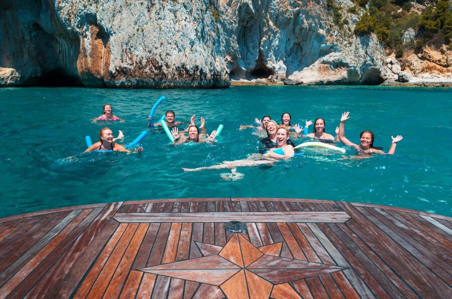 Capri: Full-Day Small Group Boat Tour - The onboard “food + relax” rhythm: snack, drinks, then limoncello