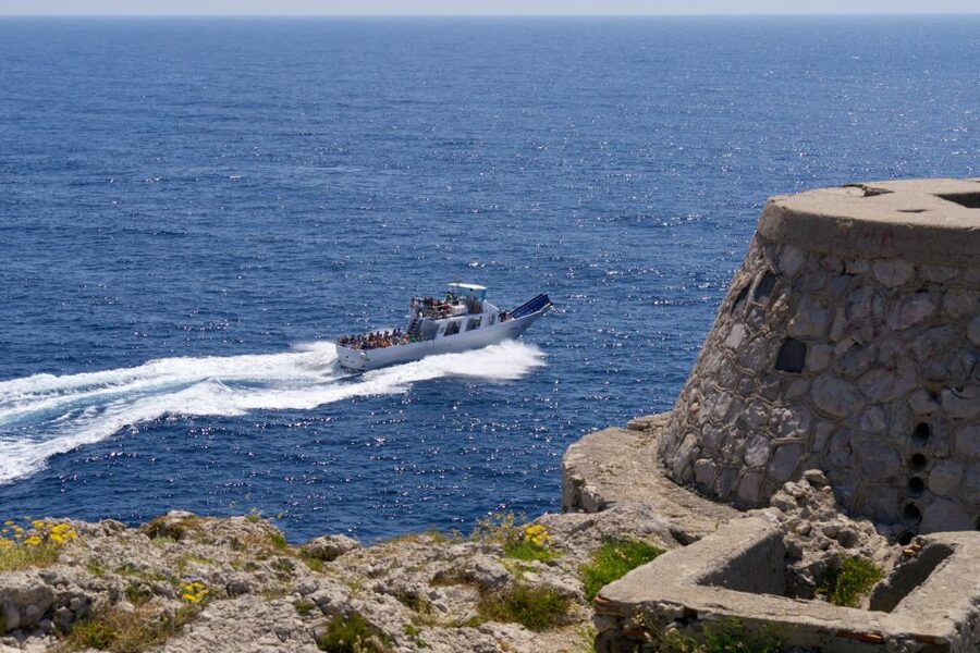 Capri: Guided Island Boat Tour With a Stop at the Caves - Scugnizzo and Salto di Tiberio: Eastern Capri by Boat