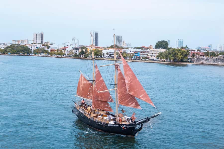 Cartagena, CO: Sunset Skyline Pirate Boat Tour with Drinks - Timing and route: how the 90 minutes plays out from leaving to returning