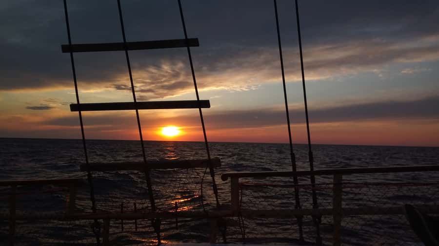 Cartagena, CO: Sunset Skyline Pirate Boat Tour with Drinks - Who should book La Fantastica’s pirate skyline cruise?