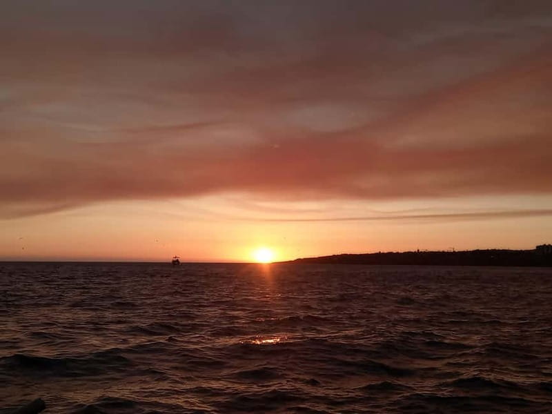 Cascais: Sunset Boat Trip with Welcome Drinks - Tamariz Beach photo stop: a quick break with the coastline in frame