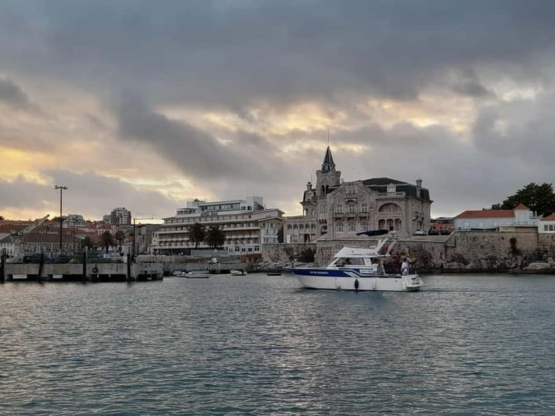 Cascais: Sunset Boat Trip with Welcome Drinks - Out toward Costa da Guia cliffs: the sunset payoff