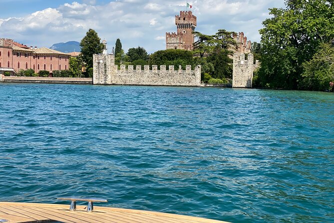 Castles boat tour with Bardolino wine tasting and nibbles - Boat comfort and captain style: what to expect on the ride