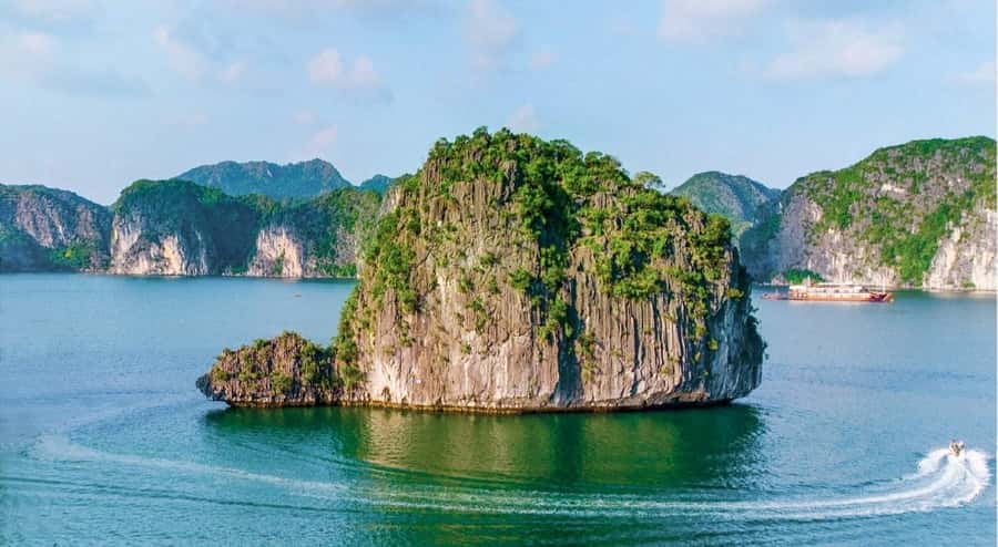 Cat Ba: Lan Ha and Ha Long Bay Boat Tour with Kayaking, Cave - Lan Ha Bay’s quieter side: why this route feels special