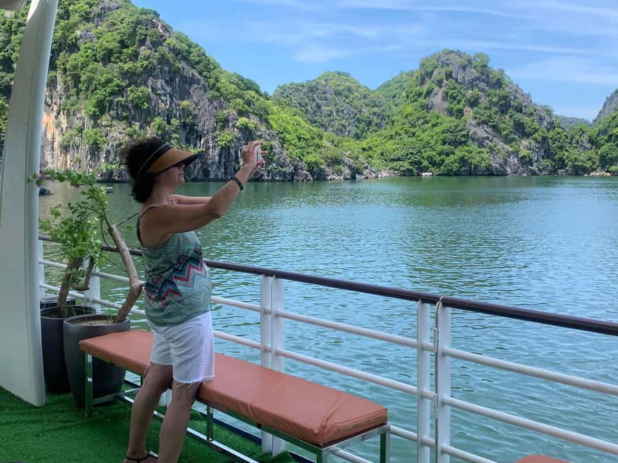 Cat Ba: Lan Ha and Ha Long Bay Boat Tour with Kayaking, Cave - Getting from Cat Ba town to the water (and why it matters)