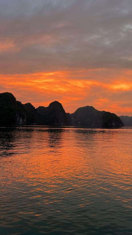 Cat Ba : Lan Ha Bay Bioluminescent Plankton Kayak Boat Tour - Floating Fisherman Village Stop: Seeing a Living Place, Not a Set