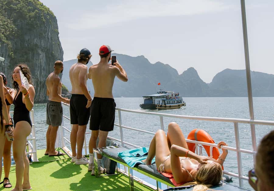 Cat Ba: Lan Ha & Ha Long Bay Kayak & Snorkel Boat Tour - Lunch on the Boat: Fresh Food and Veg Options