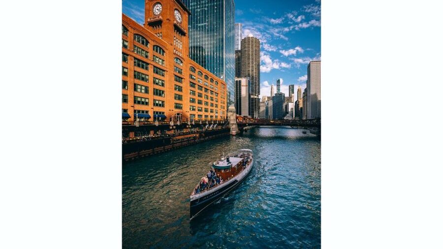 Chicago: Architecture Boat Tour with Drinks - How the Guide Turns Buildings Into Stories