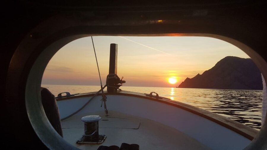 Cinque Terre: 2-Hour Private Boat Tour - Vernazza and Monterosso al Mare: finishing strong with real coastal context