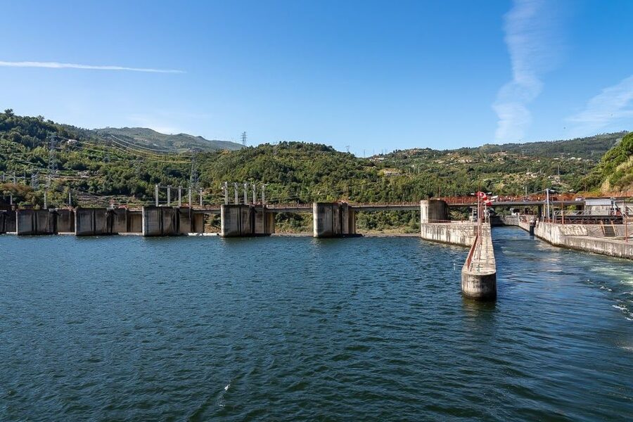Day Cruise from Porto to Pinhão with Breakfast and Lunch - From Cais da Estiva to the Douro River: getting started in Porto