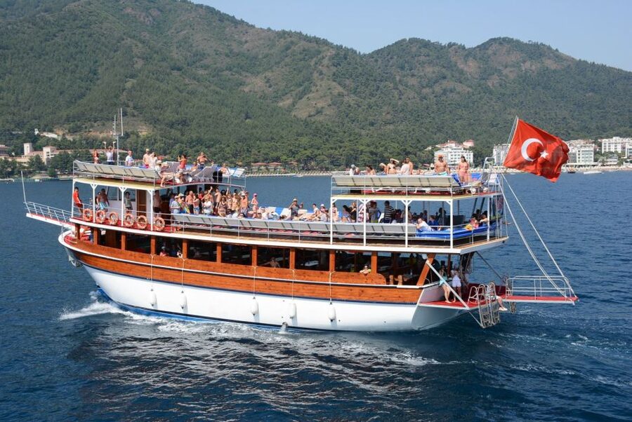 Didim/Altinkum: Lazy Day Boat Trip w/BBQ Lunch - From Didim hotels to the Altinkum harbor: the smooth-start advantage