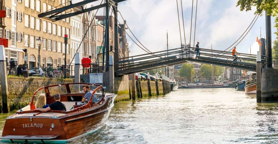 Dordrecht: City Walking Tour with Boat Ride - The boat cruise: how to get the most from the water segment