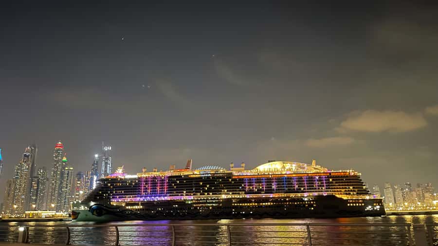 Dubai: Private Luxury Night Boat Tour - Jumeirah Beach Residence and Ain Dubai at night