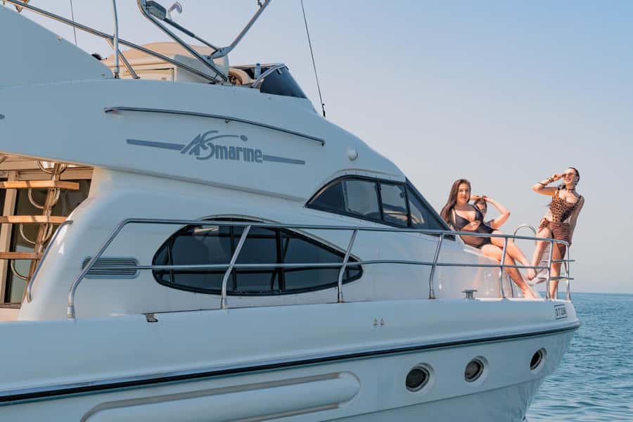 Dubai Yacht Tour - Boat Trip upto 12 guests Private event - Why a Private Yacht Charter Changes Dubai