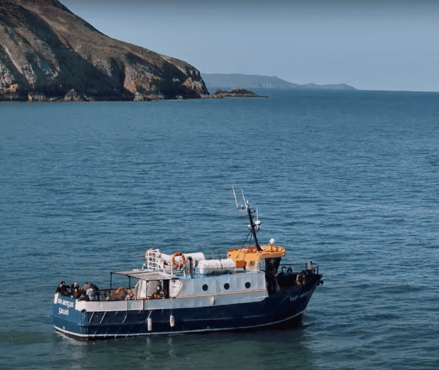 Dublin: Howth Cliffs and Lighthouse Boat Tour - Howth Lighthouse and Ireland’s Eye: the two landmarks that anchor the photos
