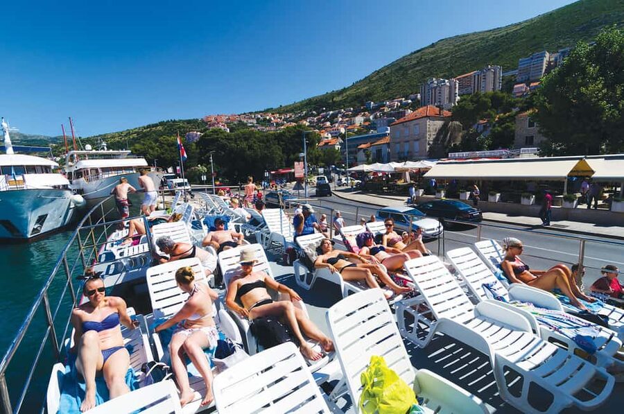 Dubrovnik: 3 Islands Fun Boat Trip with Drinks (FR, ES, EN) - The cruise between islands: views, music, and the guide’s role