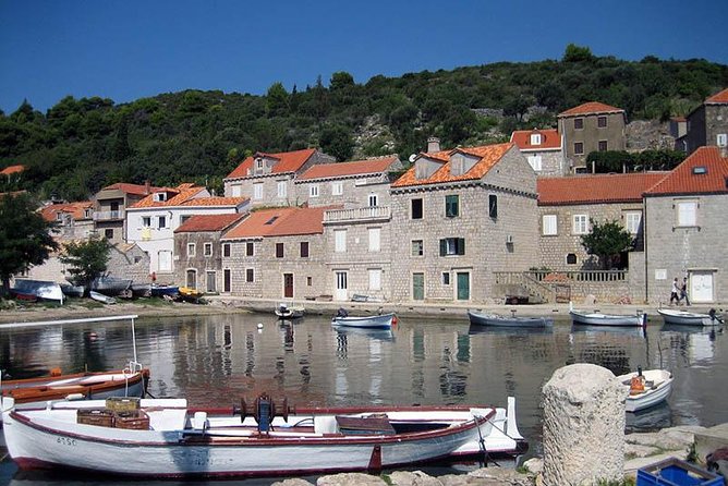 Dubrovnik Islands Boat Tour with Lunch and Unlimited Drinks - Onboard comfort: shade, benches, speakers, and a grill in action