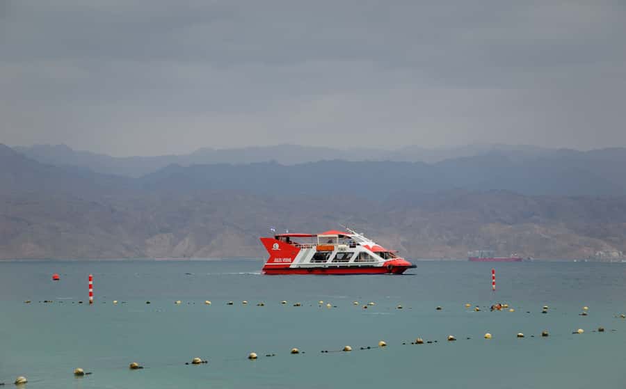 Eilat: 2-Hour Glass-Bottom Boat Tour - Finding the Jules Verne Boat at Hananya Beach