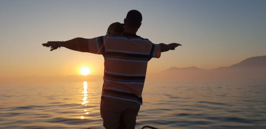 Estepona: Sunset boat trip & Cava & Tapa - The hosts and the adult-only tone
