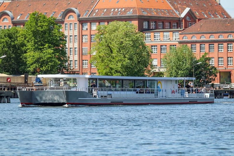 Evening Boat Tour 1.5 hour with our solarcatamaran - The 1.5-hour Spree cruise: what actually happens on board