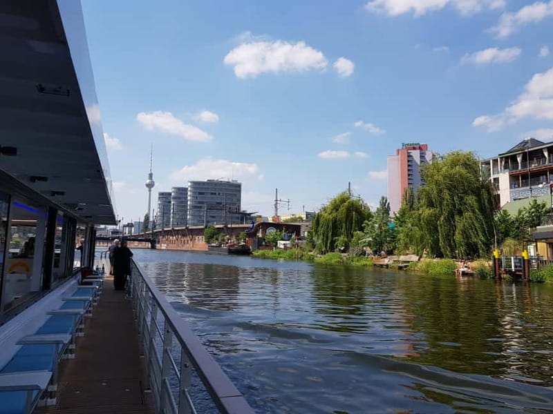 Evening Boat Tour 1.5 hour with our solarcatamaran - Getting to the meeting point at UBER PLATZ