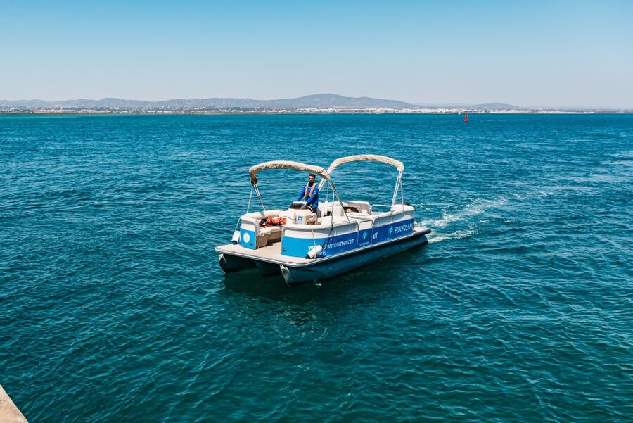 Faro: Deserta Island and Farol Island Catamaran Boat Trip - Onboard comfort and the guides who make it worth listening