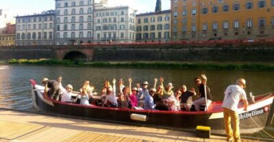 Florence: Guided Gondola Boat Tour with a Glass of Wine - Meeting at Via dei Vagellai and getting to the pier