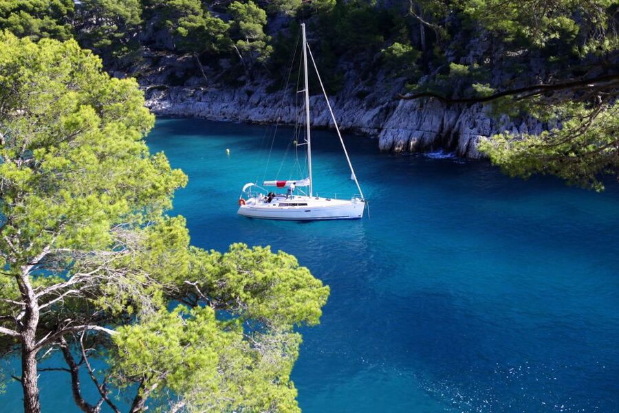 From Aix: Cassis Boat Ride & Provence Wine Tasting Day Tour - Why Cassis and the Calanques fit together so well