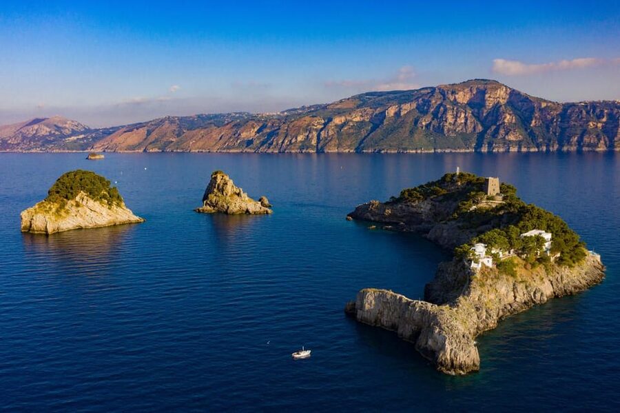 From Amalfi: Group Boat Tour to Capri with Swimming - On-board food and drinks: what you’ll actually have
