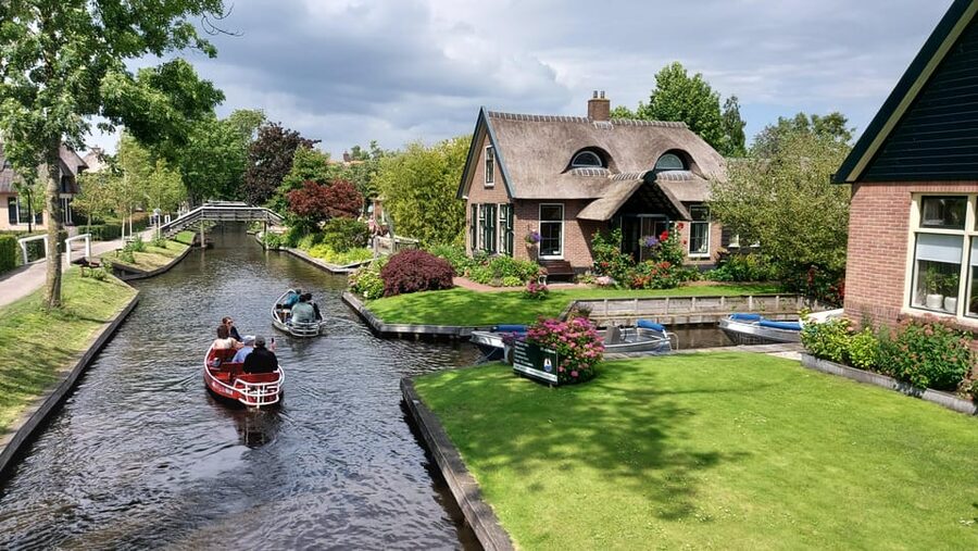 From Amsterdam: Giethoorn Small Group Tour with Boat Ride - Why Giethoorn Works So Well from Amsterdam