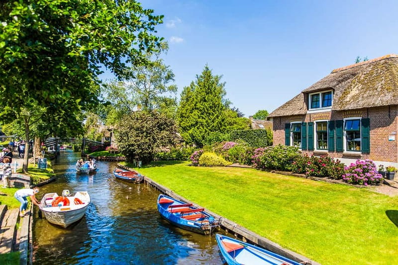 From Amsterdam: Ultimate Giethoorn Experience with Boat Tour - Who this tour is best for