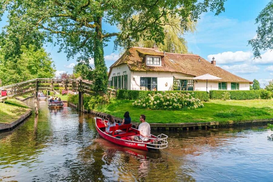 From Amsterdam: Ultimate Giethoorn Experience with Boat Tour - How this Amsterdam to Giethoorn day actually feels