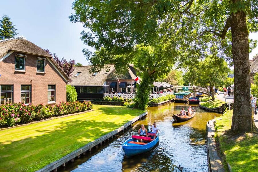 From Amsterdam: Ultimate Giethoorn Experience with Boat Tour - The 1-hour canal cruise in De Weerribben-Wieden National Park