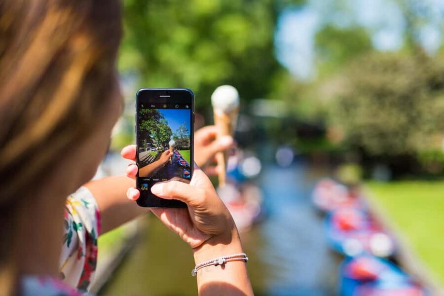 From Amsterdam: Ultimate Giethoorn Experience with Boat Tour - The balance: guided history without killing your free time