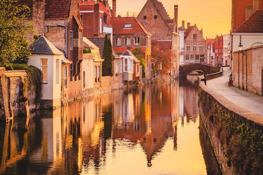 From Brussels: Bruges Day Trip with Boat Tour Option (ENG) - UNESCO Bruges in a guided loop: canals, squares, and the big landmarks