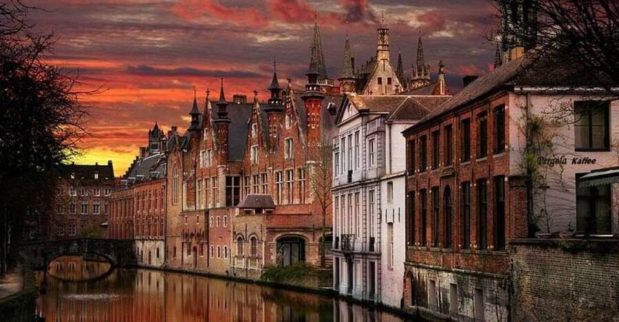 From Brussels: Bruges Day Trip with Boat Tour Option (ES) - The 2-hour guided UNESCO walk: a fast way to learn Bruges