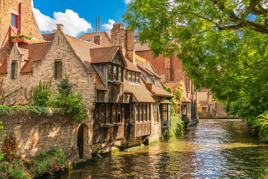From Brussels: Bruges Day Trip with Boat Tour Option (ES) - Canal classics: Dijver banks, Rozenhoedkaai, and the maze effect