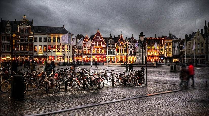 From Brussels: Bruges Day Trip with Boat Tour Option (ES) - Castle Square to Market Square: big landmarks in a compact loop