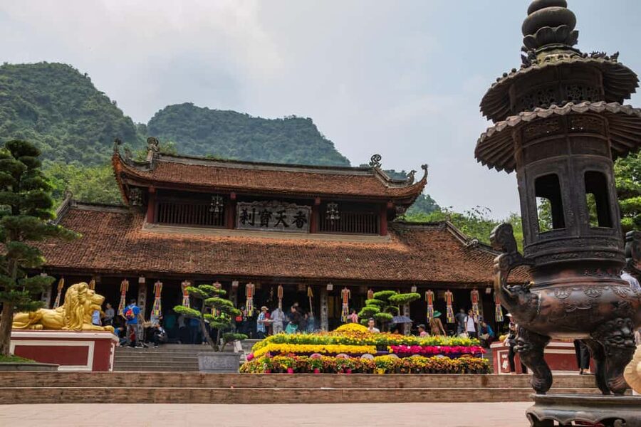 From Hanoi: Perfume Pagoda Tour and Yen Stream Boat Ride - The 2.5km Trek to Huong Tich Cave: What to Expect on the Summit Path