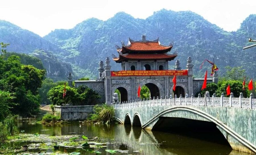 From Hanoi: Tam Coc Boat Trip and Hoa Lu & Mua Cave Tour - Tam Coc by Bamboo Boat: Limestone Caves in Real Time