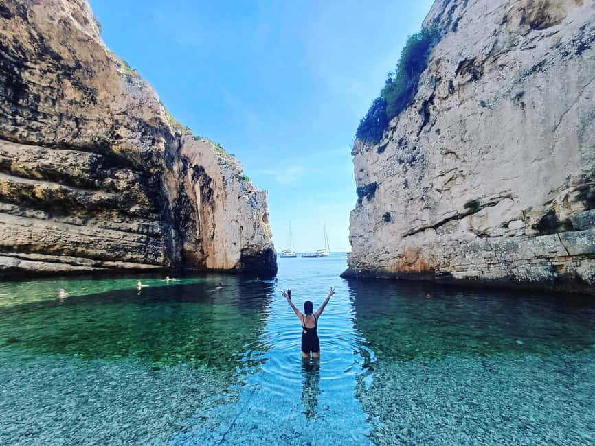 From Hvar: Blue Cave and 5 Islands Boat Tour - Pakleni Islands and Palmižana Bay: the relaxed finish with a drink or lunch