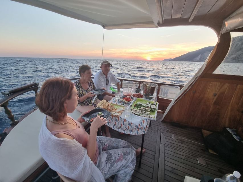 From La Spezia: Cinque Terre Boat Tour with Lunch and Wine - Porto Mirabello start: what this day feels like from minute one