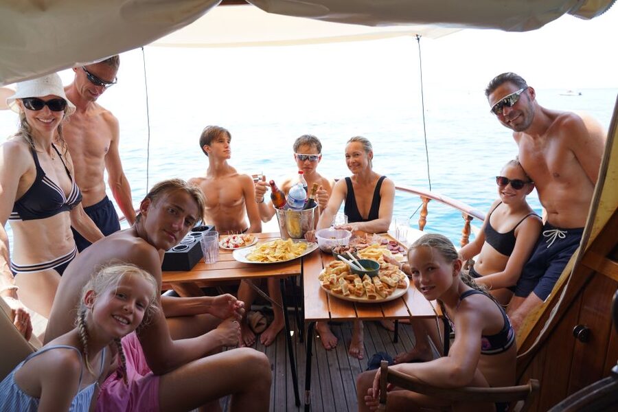 From La Spezia: Cinque Terre Boat Tour with Lunch and Wine - Who runs the show: the human touch on a day like this