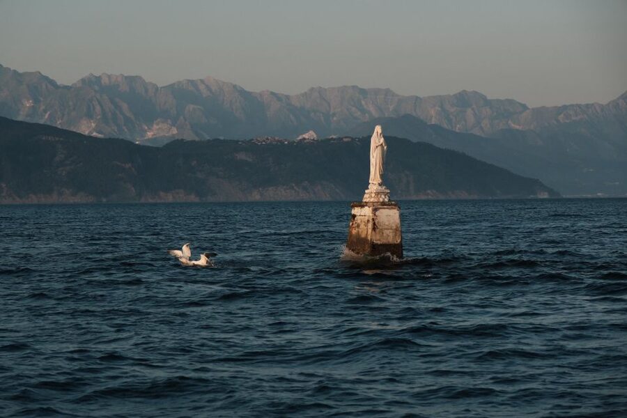 From La Spezia: Portovenere Islands Golden Hour Boat Tour - Aperitivo on Deck: Snacks, Drinks, and the Food You’ll Actually Want