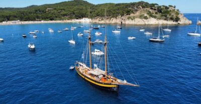 From Palamos: Scenic Boat Trip to Calella de Palafrugell - The route to Calella de Palafrugell: why the timing and direction matter