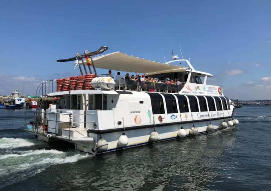 From Santiago: Rías Baixas Tour with boat trip and winery - From Capilla del Pilar to the Rías: the flow of the day