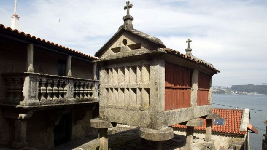 From Santiago: Tour to Rias Baixas with Boat Trip and Winery - Guides and groups: why the day feels smooth (when you show up on time)