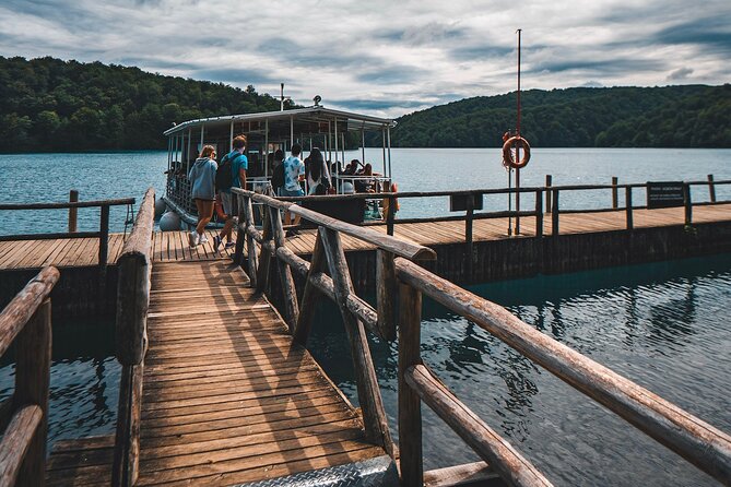 From Split: Self-Guided Plitvice Lakes Day Tour with Boat Ride - The guide experience: from funny bus facts to band-based split groups