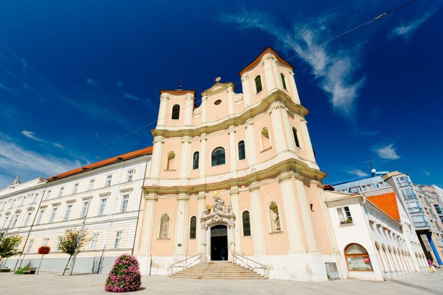 From Vienna: Guided Tour to Bratislava with Speed Boat Ride - Six hours of free time: how to use it without overplanning